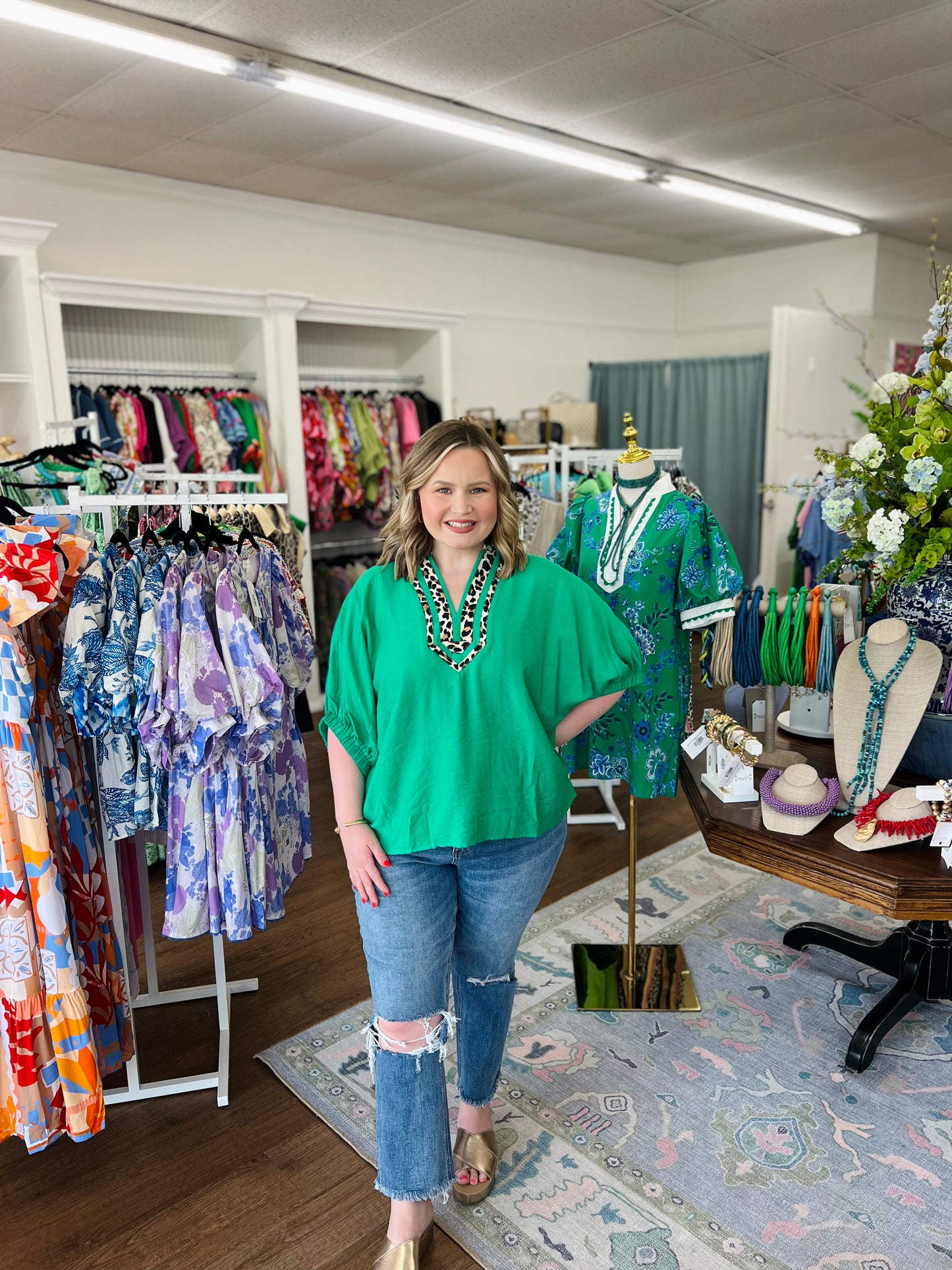 The Sophie Top Curvy - Kelly Green/Leopard
