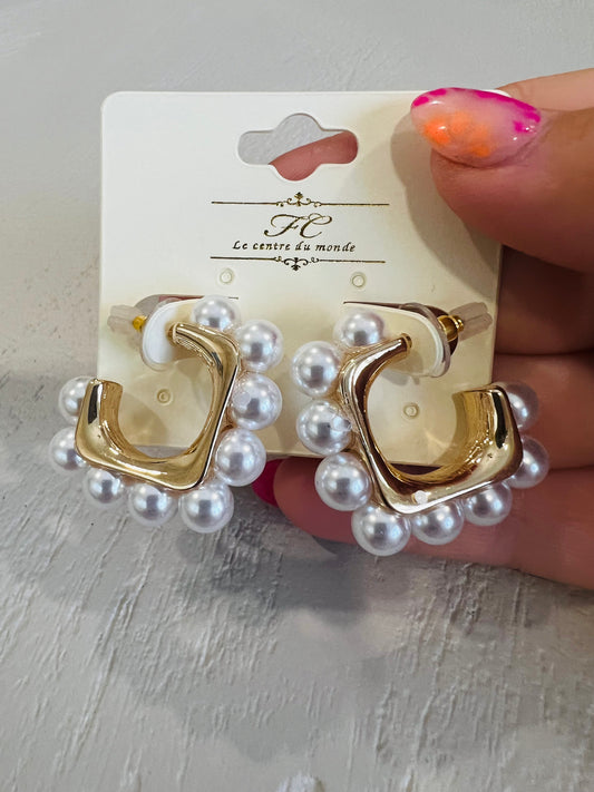 Dazzling Pearls Earring