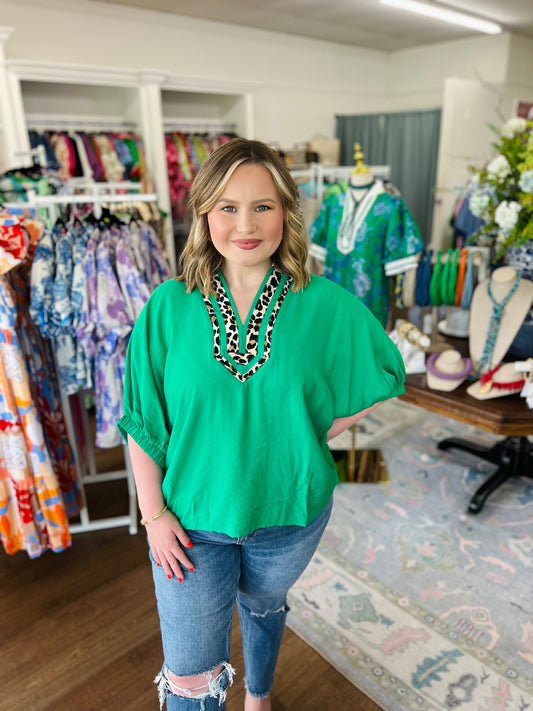The Sophie Top Curvy - Kelly Green/Leopard